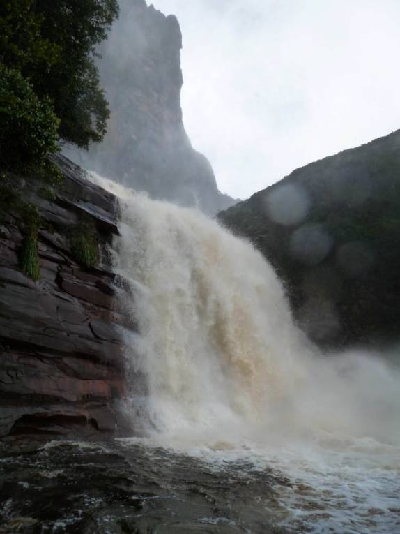 Cachoeira que fica abaixo do Salto Angel, a maior queda d'água do mundo, em Canaima, no sul da Venezuela